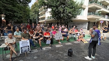 Docentes y estudiantes universitarios realizaron clases públicas frente al departamento de Adorni en Caballito