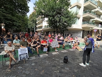 Clases públicas frente al deptartamento de Adorni en Caballito