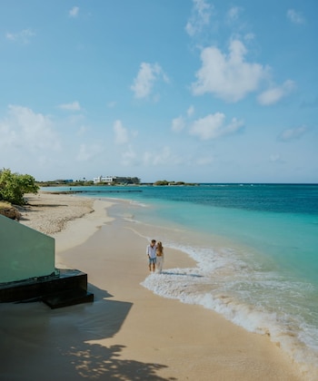 Las fotos de la luna de miel de Cabré y Pardo destacan playas de arena blanca y mar turquesa en un entorno paradisíaco