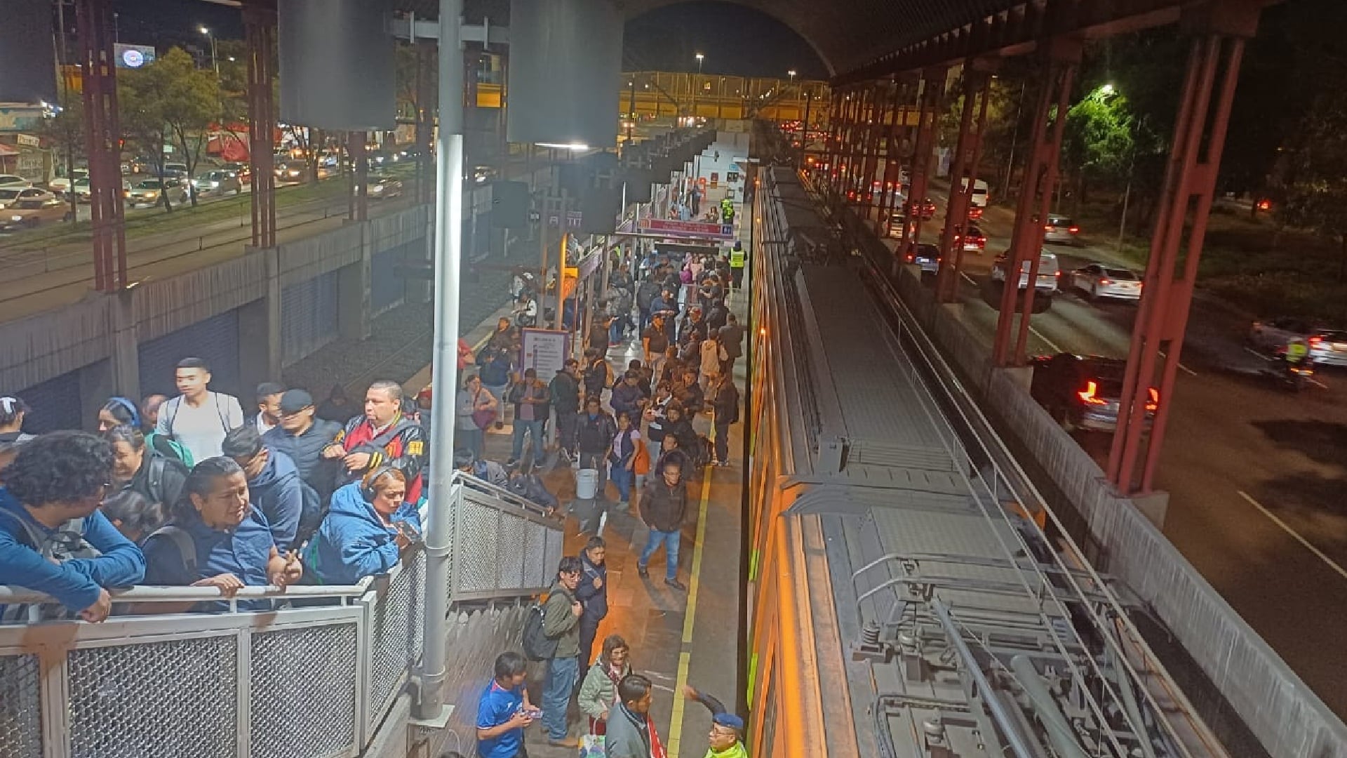 Usuarios son bajados de la estación de Canal de San Juan, Línea A (Foto: Joshua Espinosa/Infobae México)