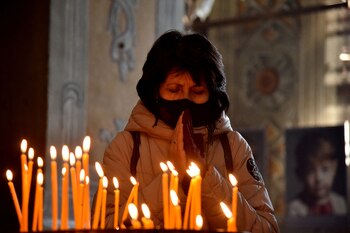 Una mujer reza en la