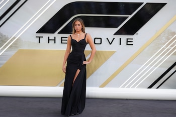 El escote estructurado y los drapeados en la cintura en la premiere de la película de Fórmula 1 en 2025 (REUTERS/Maja Smiejkowska)