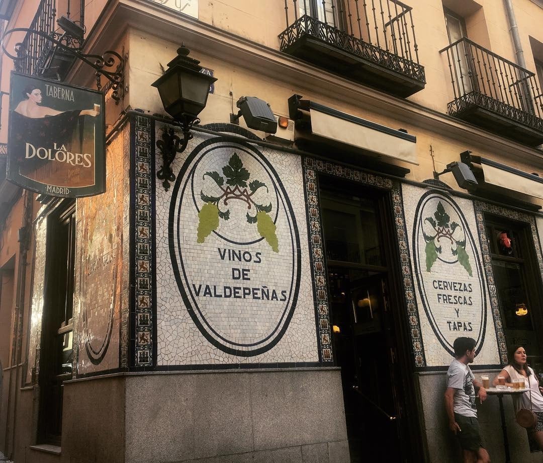 Azulejos en la fachada del bar La Dolores, en Madrid (Instagram / @tabernaladolores)