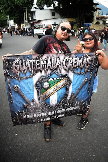 Los asistentes de Guatemala, Honduras, Colombia y Uruguay llegan al Estadio Jorge Mágico González para ver a Iron Maiden (Foto Infobae Centroamérica / Emerson Del Cid)