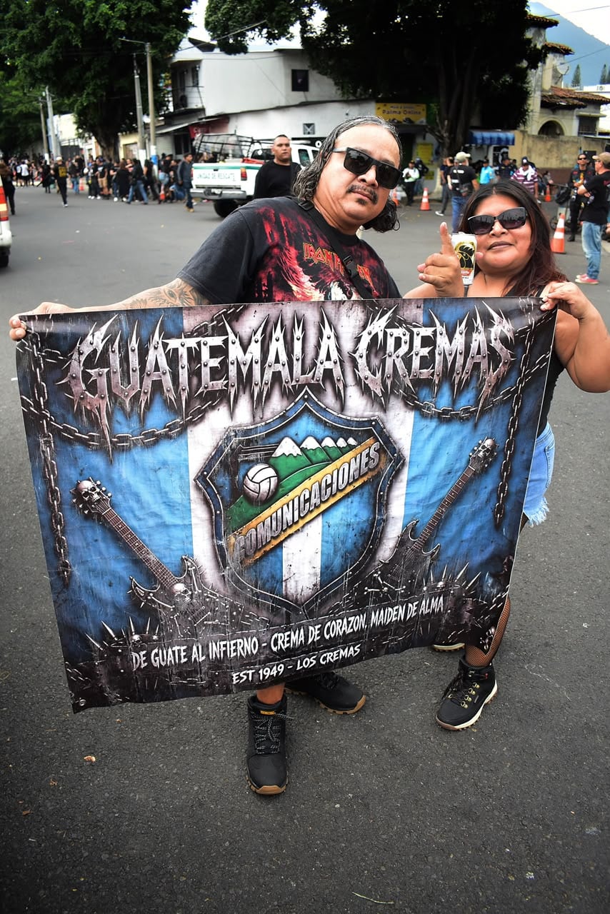 Los asistentes de Guatemala, Honduras, Colombia y Uruguay llegan al Estadio Jorge Mágico González para ver a Iron Maiden (Foto Infobae Centroamérica / Emerson Del Cid)