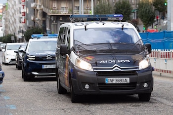Furgón de la Policía Nacional que transporta a un detenido (Adrián Irago - Europa Press)