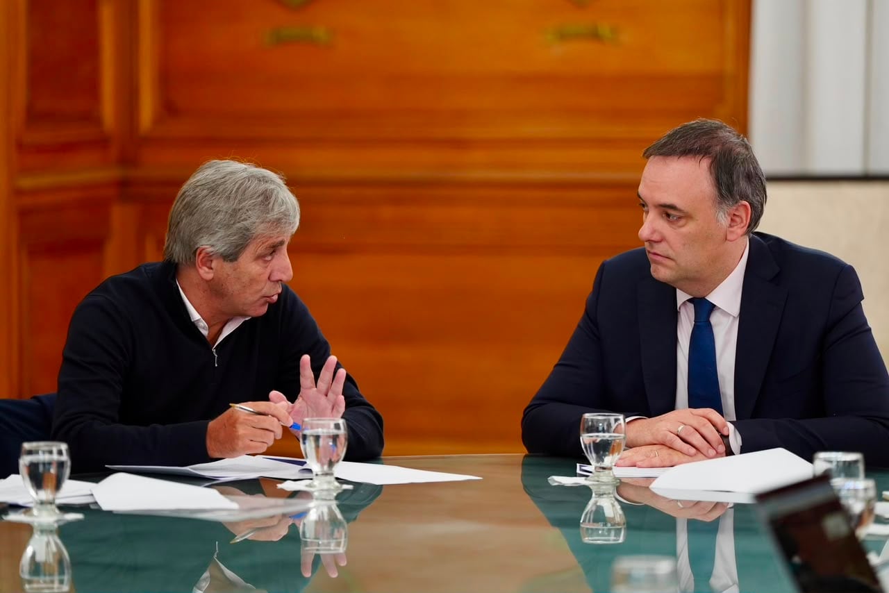 El jefe de Gabinete, Manuel Adorni, junto al ministro de Economía, Luis Adorni, en Casa Rosada