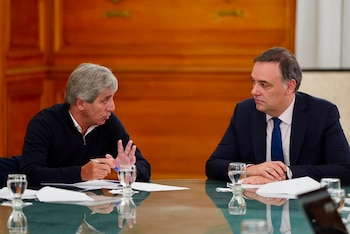 El jefe de Gabinete, Manuel Adorni, junto al ministro de Economía, Luis Adorni, en Casa Rosada