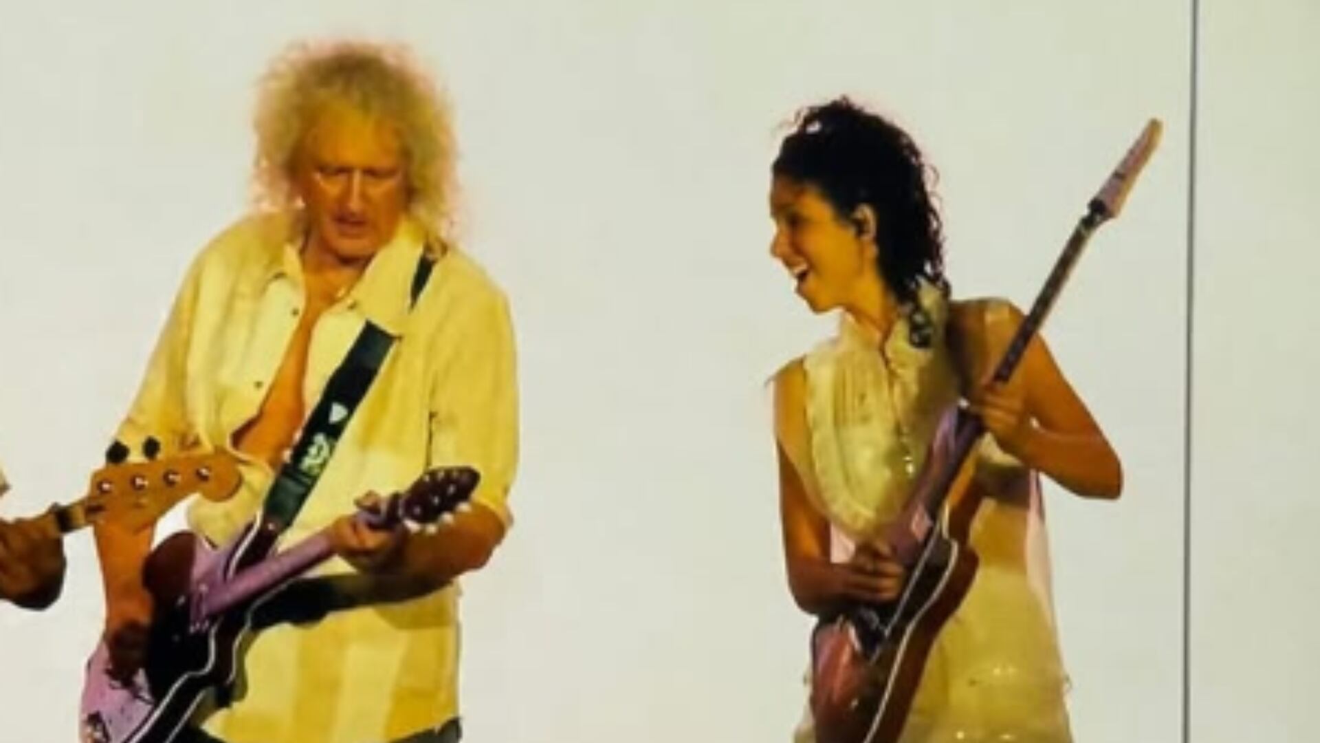 En uno de los momentos más simbólicos de Coachella 2025, Susana Vásquez tocó junto al legendario Brian May, consolidando su presencia en los grandes escenarios - crédito @susvasquez/Instagram