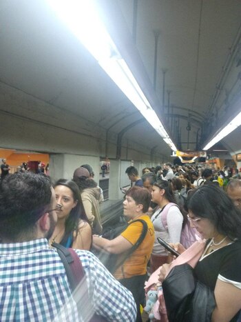 Reportan aglomeraciones en estaciones d