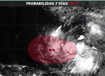 Mapa satelital en blanco y negro con nubosidad, líneas de costas y un óvalo rojo que contiene una cruz y la inscripción noventa por ciento