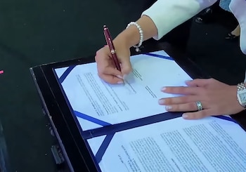 Laura Fernández firma decretos ejecutivos de su presidencia de Costa Rica