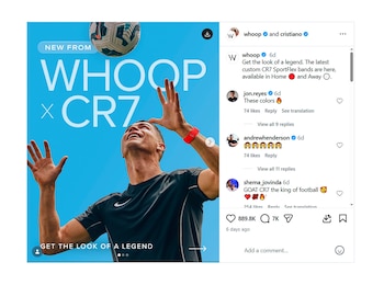 Cristiano Ronaldo sonríe, brazos alzados, camiseta negra, banda roja en muñeca, balón de fútbol sobre su cabeza. Fondo de cielo azul claro