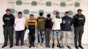 En Colombia, un operativo en Bogotá y Bucaramanga terminó con la captura de seis presuntos integrantes del Tren de Aragua por extorsión, homicidio y desaparición forzada - crédito Policía Nacional