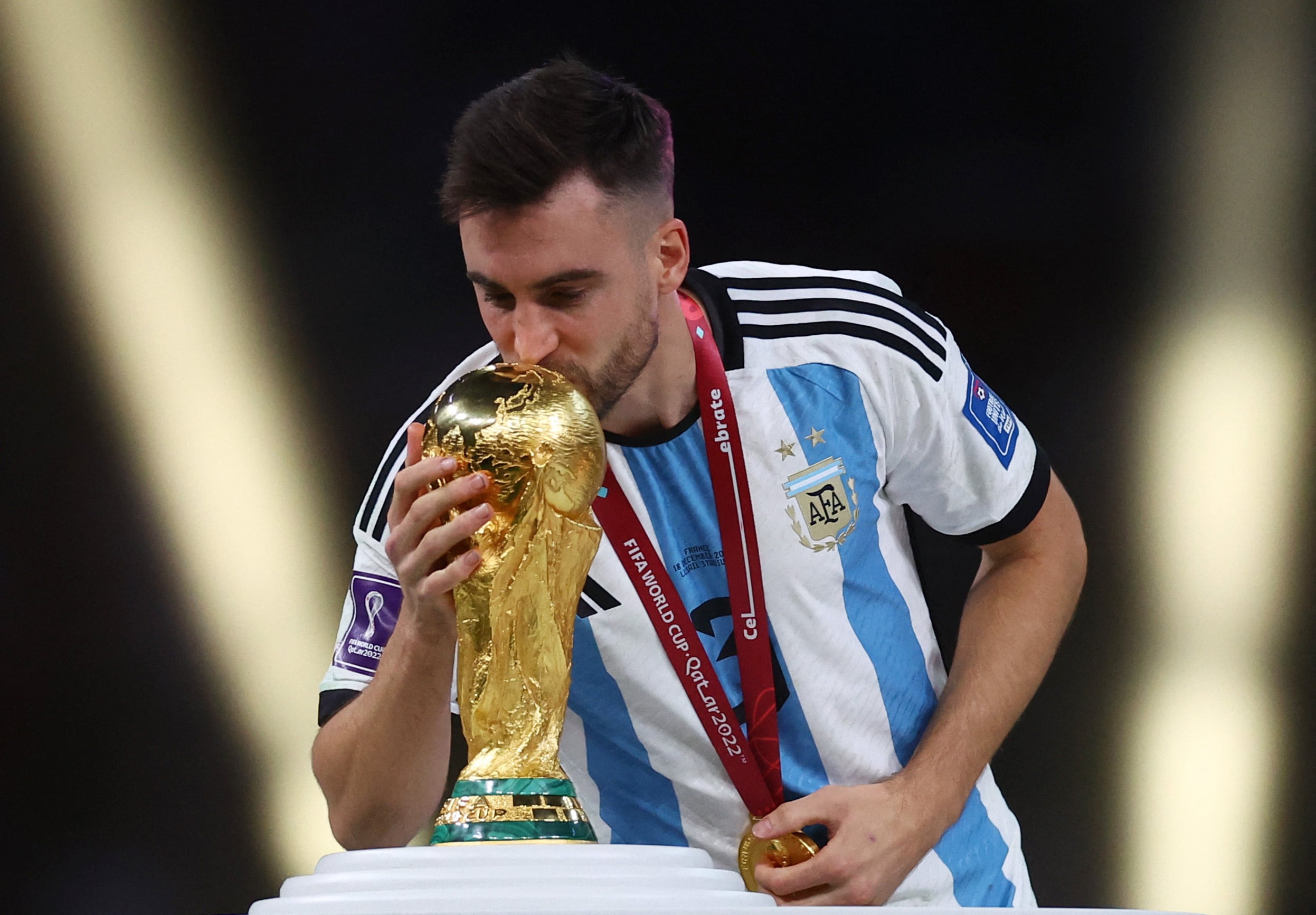 Nicolás Tagliafico besa la Copa del Mundo en Qatar (REUTERS/Kai Pfaffenbach)
