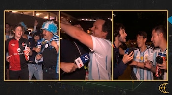 Una composición de tres escenas muestra a aficionados argentinos expresando su alegría por la goleada 3-0 a Argelia y siendo entrevistados por el periodista brasileño Diego Defante (Imagen Ilustrativa Infobae)