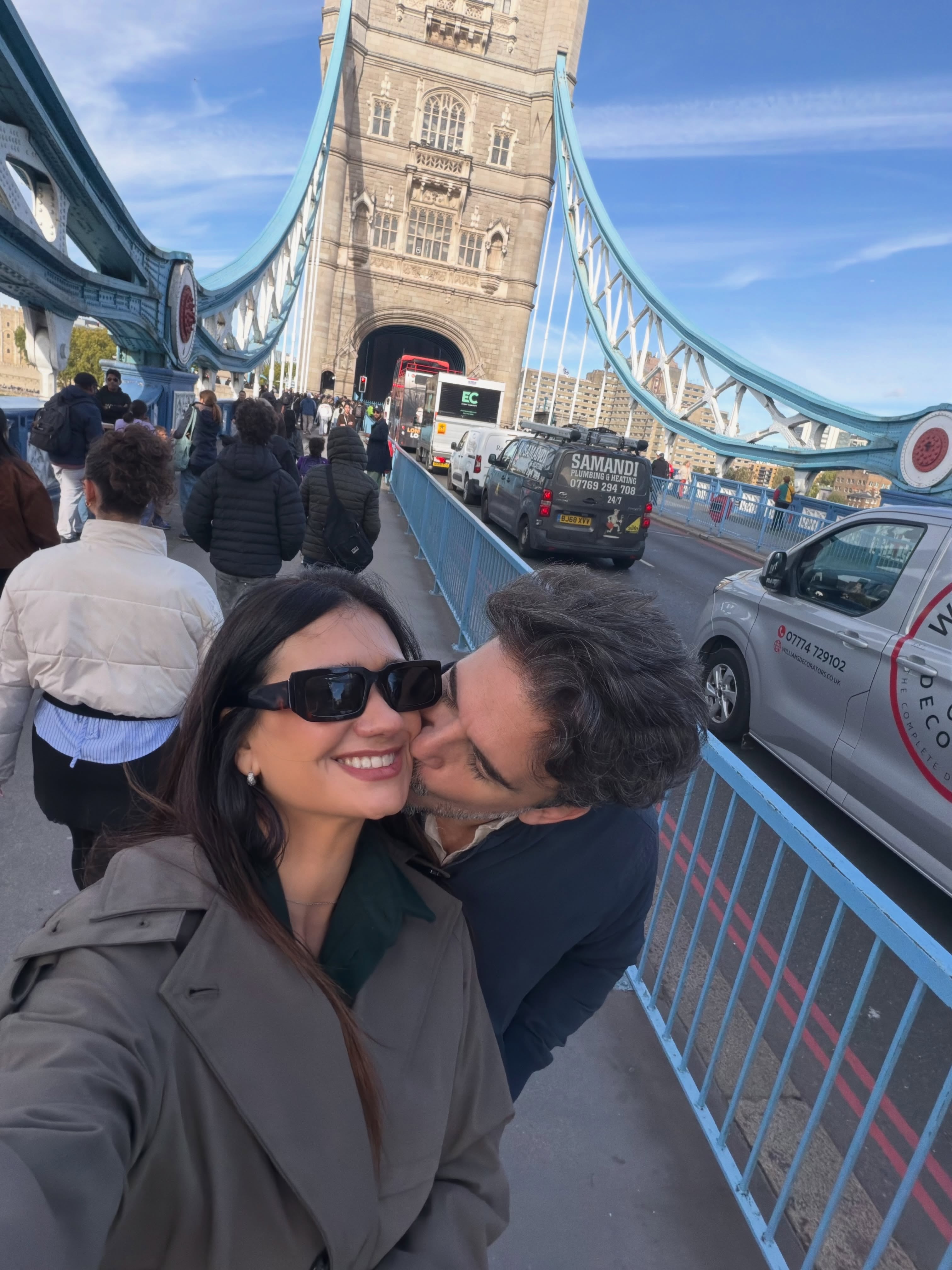 Momi Giardina y su pareja posan en el Puente de la Torre durante sus vacaciones en la ciudad de Londres.