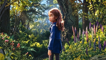 Una figura animada con abrigo azul y cabello castaño mira de perfil en medio de un bosque con vegetación espesa y flores silvestres