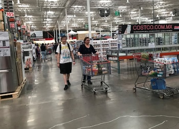 Las personas coinciden que cada vez compran menos productos con su sueldo. (FOTO: REUTERS / Henry Romero/ Foto de archivo)