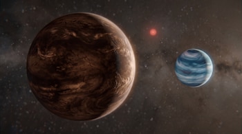 Una enana marrón de tono marrón oscuro y superficie texturizada, un cuerpo celeste con bandas gaseosas azuladas y blancas, y una estrella roja pequeña.
