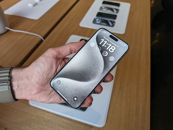 El teléfono fue revisado y encendido en el comercio, pero no volvió a prender tras agotarse la batería y conectarse a la corriente. (Foto de archivo: EFE/Sarah Yáñez-Richards)