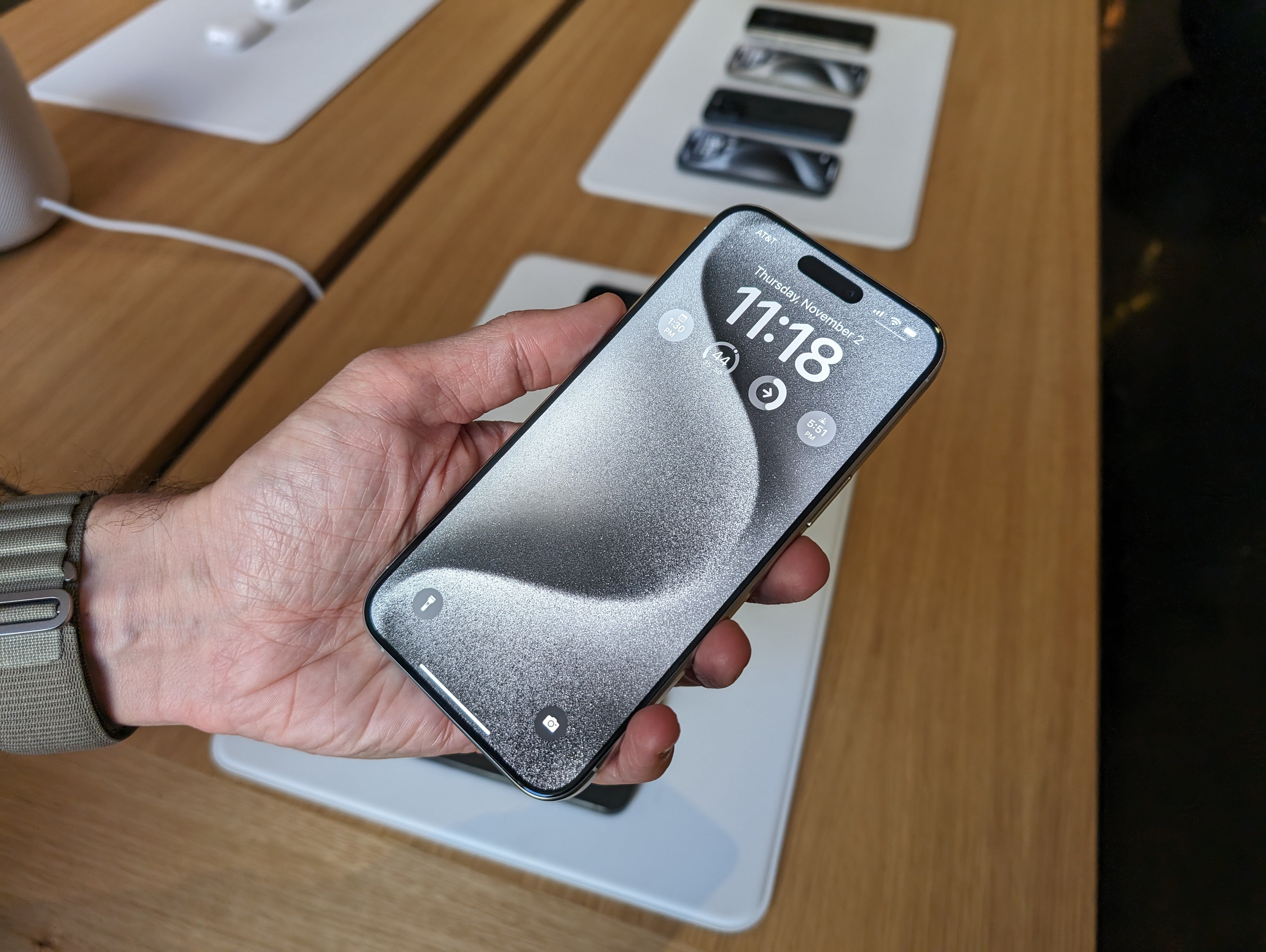 El teléfono fue revisado y encendido en el comercio, pero no volvió a prender tras agotarse la batería y conectarse a la corriente. (Foto de archivo: EFE/Sarah Yáñez-Richards)