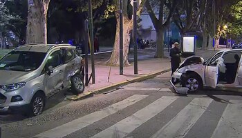 El auto gris en el