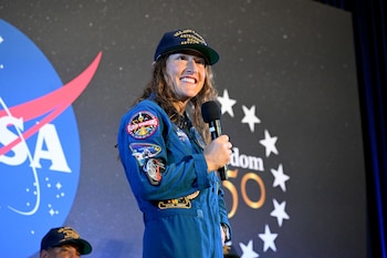 La especialista Christina Koch, de la tripulación de Artemis II de la NASA, ofrecen declaraciones a los medios, en el Centro Espacial Johnson de la NASA. (NASA/Europa Press)