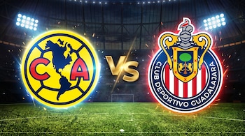 Escudos oficiales del Club América y del Club Deportivo Guadalajara con la abreviatura Vs en color dorado en el centro sobre una cancha de fútbol.