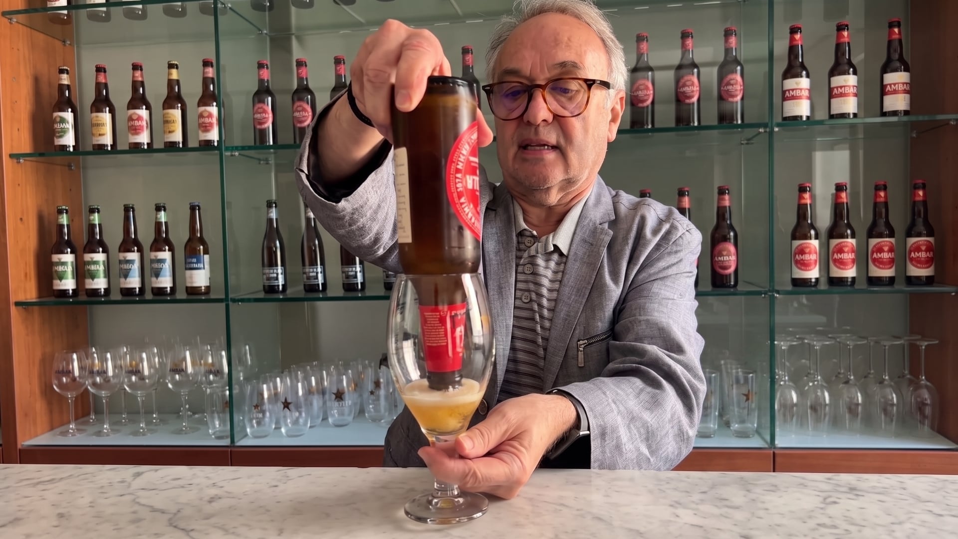 Carlos Cervantes, experto en cerveza, enseña a cómo tirar una de botella como si fuera de barril: “Sólo puede tocar la boca de la botella”. (Instagram)