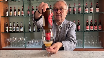 Carlos Cervantes, experto en cerveza, enseña a cómo tirar una de botella como si fuera de barril: “Sólo puede tocar la boca de la botella”
