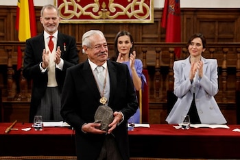 O escritor mexicano Gonzalo Celorio fala após receber o Prêmio Miguel de Cervantes de Literatura Hispânica durante cerimônia na Universidade de Alcalá de Henares, em Alcalá de Henares, em 23 de abril de 2026. (Foto de Andrés Ballesteros / POOL / AFP)