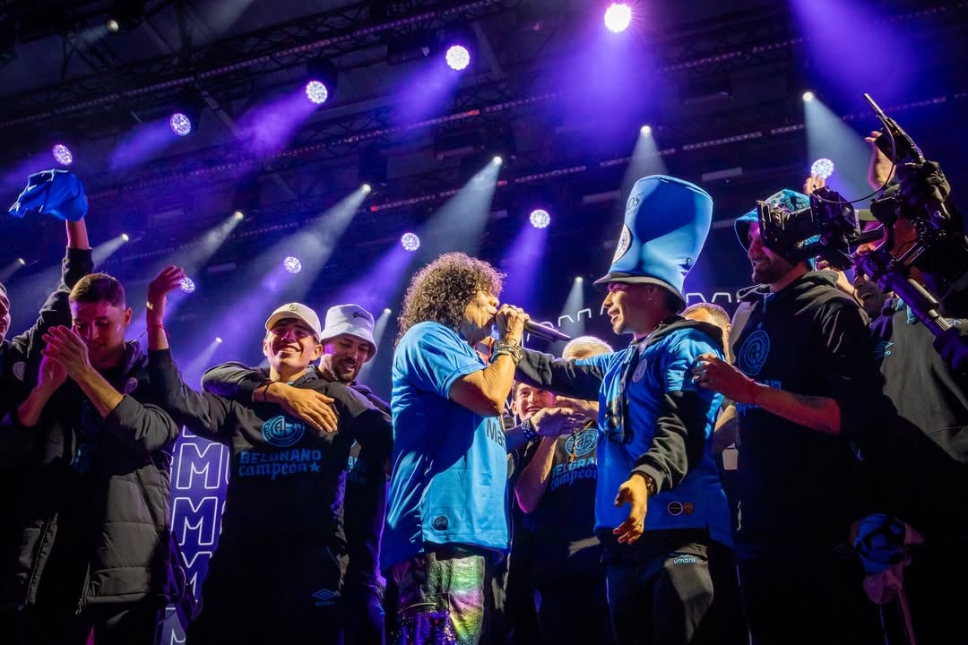 La Mona Jiménez y los jugadores de Belgrano celebran con euforia en el escenario (@festivalnacionaldecuarteto)