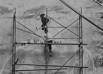 Antonio Esposito, conocido como “Bostik”, es una figura clave en la construcción simbólica y turística del llamado Largo Maradona, en los Quartieri Spagnoli de Nápoles.