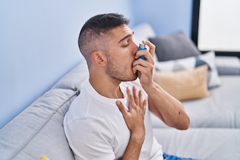 Un hombre utilizando un inhalador para la bronquitis (Freepik)