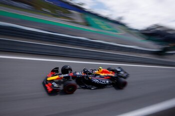 Sergio Pérez batalla por quedarse