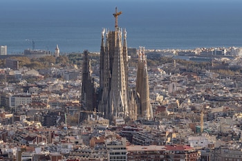 Vista aérea de la ciudad de Barcelona, con la Sagrada Família en el centro de la imagen. / Archivo