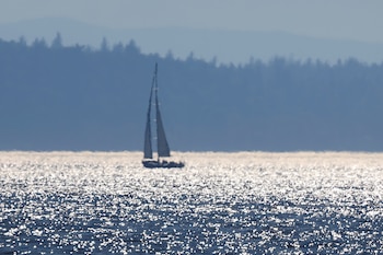 Un barco navegando en Alki Beach durante una ola de calor en Seattle, Washington en 2021 (REUTERS/Lindsey Wasson)