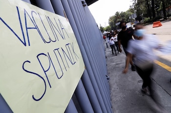 Las personas llegan para recibir una dosis de la vacuna contra la enfermedad del coronavirus Sputnik en CDMX (Foto: Reuters)