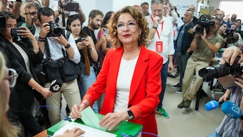 Montero anima a los andaluces a no quedarse "en casa" y a ir a votar "con ilusión" en este "día importantísimo"