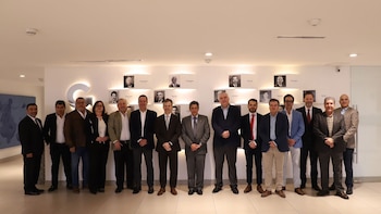 El encargado de negocios John