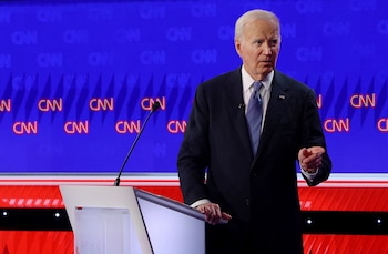 El ex presidente de Estados Unidos Joe Biden, señala con el dedo durante su debate con Donald Trump, en Atlanta, Georgia (EEUU), el 27 de junio de 2024 (REUTERS/Brian Snyder)
