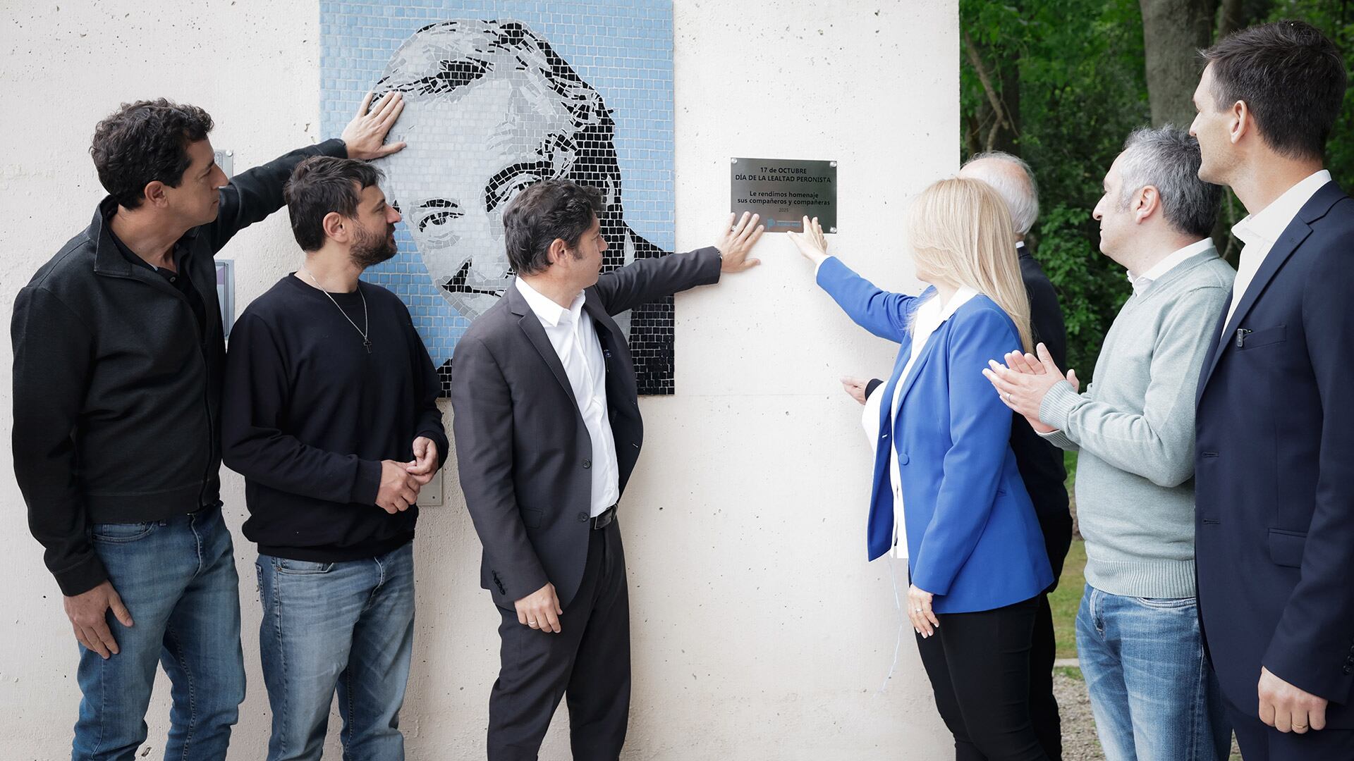 Antes del acto se realizó el descubrimiento de una placa en el mausoleo de Juan Domingo Perón.