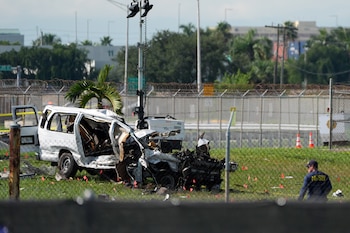 Cinco trabajadores cubanos murieron cuando un avión de carga de Amazon salió de la pista en el Aeropuerto Internacional de Miami e impactó una camioneta. (AP Foto/Rebecca Blackwell)