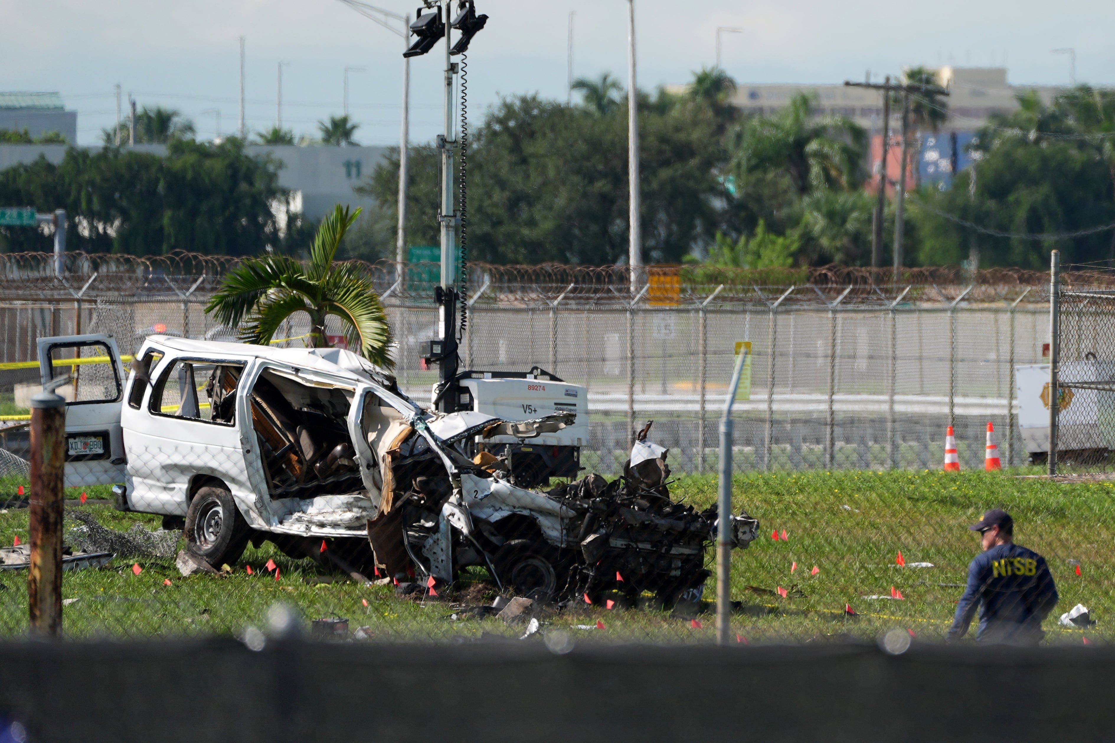 Un avión de carga Boeing 767 de Amazon se salió de la pista en el Aeropuerto Internacional de Miami y el accidente dejó cinco muertos y cinco heridos - crédito Rebecca Blackwell/AP Foto
