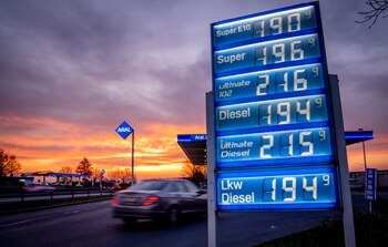 Una gasolinera se ve en una autopista cerca de Fráncfort, Alemania, antes del amanecer del miércoles 1 de marzo de 2023. (AP Foto/Michael Probst)