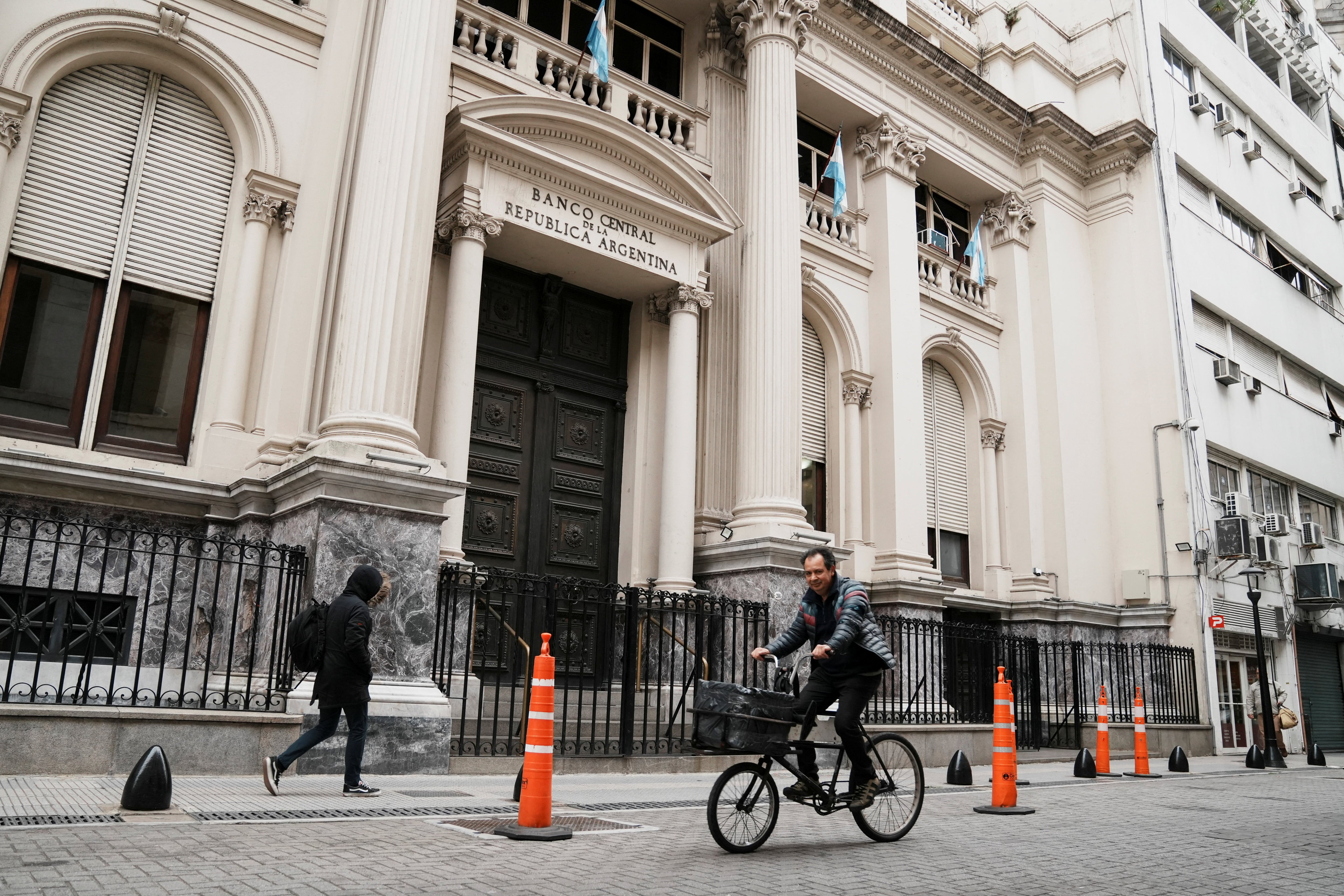 El Banco Central intervino en el mercado con compras y ventas de coberturas que modificaron la tendencia del dólar mayorista (Reuters)