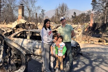 Residentes de las comunidades afectadas inician el proceso de reconstrucción tras la devastación de los incendios forestales. (Deisy Suarez-Giles/Handout via REUTERS)