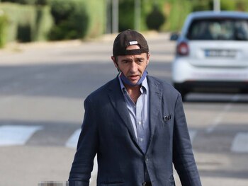 01/01/1970 Alessandro Lequio visita la tumba de su hijo Aless antes de iniciciar sus vacaciones en Galicia.
SOCIEDAD EUROPA ESPAÑA