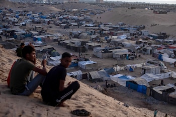 Fotografía de archivo de palestinos desplazados en Khan Younis al dur de Gaza (EFE/EPA/HAITHAM IMAD)